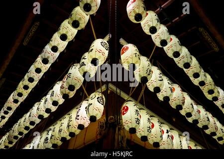 Leuchtet in der Nacht, japanische Papierlaternen, hängen an einem Tempel in Kyoto Stockfoto