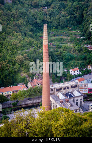 Fabrikschornsteinen Ansichten von Burg Trsat, Rijeka, Kroatien Stockfoto