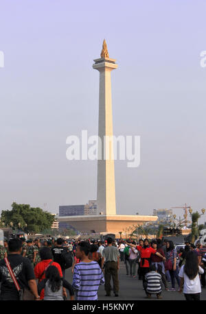 Menschen Sie besuchen das National Monument Park in Jakarta auf Ferienzeit. Stockfoto