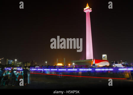 Das National Monument, Wahrzeichen von Jakarta in der Nacht. Mit Langzeitbelichtung Technik gedreht. Stockfoto