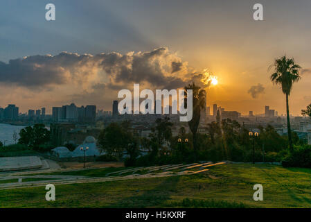 Blick auf Tel Aviv von Jaffa - 2 Stockfoto