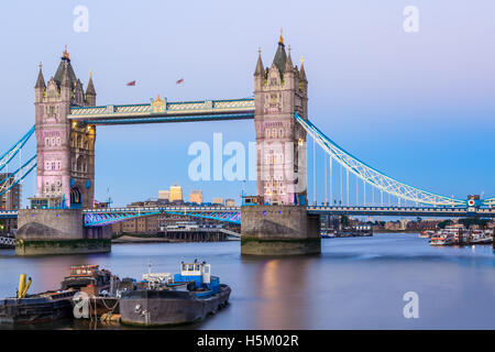 Tower Bridge in London bei Sonnenuntergang mit einem hellblauen Himmel Stockfoto