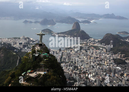 Rio De Janeiro Brasilien 2016 Cristo Redentor (Christus der Erlöser) oben auf dem Granit Berg Corcovado Stockfoto