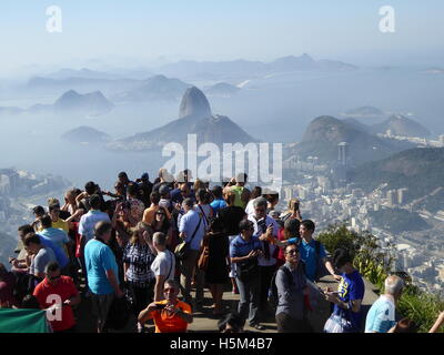 Rio De Janeiro Brasilien 2016 Zuckerhut (Pao de Acucar) aus dem Berg Corcovado Stockfoto