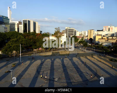 Rio de Janeiro Brasilien 2016 den Bonde (Straßenbahn) Kreuze der Arcos de Lapa (Aquädukt) in den Bezirken von Santa Teresa & Lapa Stockfoto