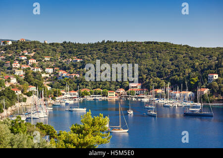 Segelboote im Hafen Kioni Ithaki Island, Griechenland Stockfoto