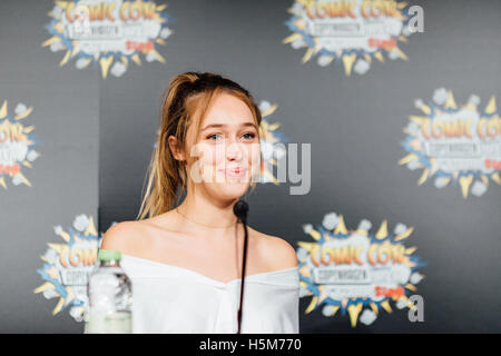 Alycia Debnam-Carey, australische Schauspielerin, bekannt aus der AMC-Serie "The Walking Dead fürchten", kümmert sich ein Fan-treffen bei der Comic Con Co Stockfoto