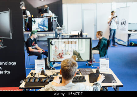 Spieler spielen und testen neue Computerspiele auf der Comic Con Kopenhagen 2016. Stockfoto