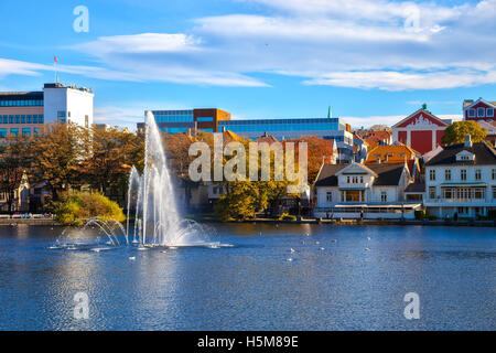 City Park mit einem See im Zentrum Stadt in Stavanger, Norwegen. Stockfoto