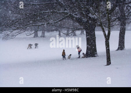 Figuren im Schnee in Christchurch Park Ipswich Stockfoto