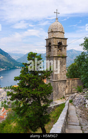 Aufstieg auf den Gipfel von Kotor Festung ist es möglich, kleine mittelalterliche Kirche der Muttergottes von Gesundheit, Montenegro zu besuchen. Stockfoto