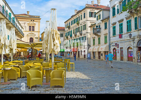 Die Cafés und Restaurants auf dem Hauptplatz sind in den frühen Morgenstunden leer Stockfoto