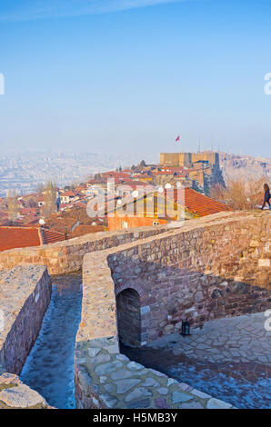 Der Blick aus dem alten Turm auf die roten Dächer und die mittelalterliche Zitadelle Hisar, Ankara, Türkei. Stockfoto