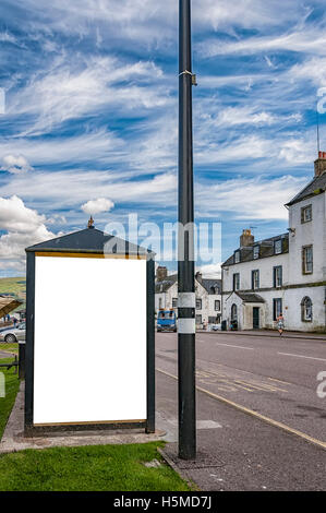 Ein Bild von einer Bushaltestelle mit einer leeren gekidnapped für Ihre Werbung befindet sich in der schottischen Stadt Inverary. Stockfoto