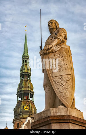 Zwischen das Schwarzhäupterhaus und das Rathaus steht eine Statue des Schutzheiligen von Riga, St Roland. Stockfoto