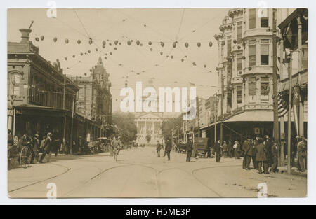 Eine echte Fotopostkarte (RPPC) eines Kapitolgebäudes, Teil einer Serie mit Städten, Geschäftsgebäuden und Städten. Dieses Foto zeigt die Architektur der Hauptstadt des Bundesstaates und spiegelt die bürgerliche und staatliche Bedeutung solcher Gebäude wider. Stockfoto