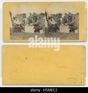 Das Foto mit dem Titel „Camp Scene at Fortress Monroe“ zeigt Soldaten in einem Militärlager während des Amerikanischen Bürgerkriegs. Der Albumenabdruck fängt den historischen Moment ein und zeigt das Leben der Soldaten, den Lageraufbau und die Umgebung in der Festung Monroe. Stockfoto