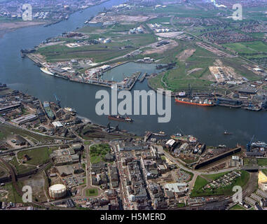 Diese Luftaufnahme aus dem Jahr 1977 zeigt South Shields im Nordosten Englands mit Blick auf das Albert Edward Dock. Es beleuchtet die Schiffsreparaturindustrie, Trockendocks und Schiffe im Fluss Tyne. Stockfoto