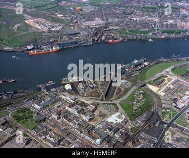 Ein Luftbild, das im Mai 1977 aufgenommen wurde und South Shields im Nordosten Englands zeigt. Das Bild zeigt Ansichten der King Street, South Shields, des River Tyne und Industriegebiete und bietet einen Snapshot der Landschaft und Infrastruktur der Region. Stockfoto