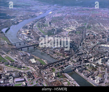 Diese Luftaufnahme vom April 1978 zeigt verschiedene Sehenswürdigkeiten entlang des River Tyne in Newcastle. Zu den wichtigsten Merkmalen gehören Brücken, Bahnhöfe und industrielle Wahrzeichen, die die urbane Landschaft der damaligen Zeit erfassen. Stockfoto