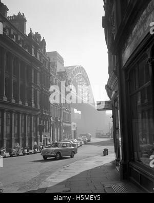 Die Tyne-Brücke von der Seite Stockfoto