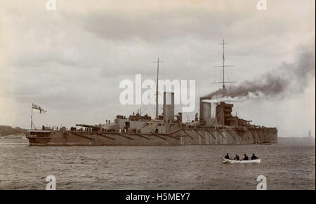 HMS Queen Mary verlassen den Fluss Tyne Stockfoto