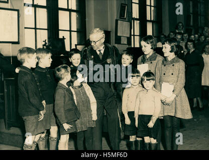 Am 14. Dezember 1936 versammelten sich fünf Zwillinge an der Atkinson Road School in Blyth, Newcastle upon Tyne. An der Veranstaltung nahmen der Lord Mayor of Newcastle, John Grantham, und verschiedene Stadtbeamte Teil. Dieses Schwarzweiß-Foto zeigt den seltenen Anlass mehrerer Zwillinge in einer Schule während der 1930er Jahre und spiegelt die Sozialgeschichte und den Gemeinschaftsgeist der damaligen Zeit wider. Stockfoto