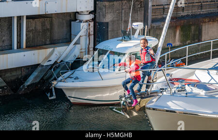 Kinder auf einem Boot Stockfoto