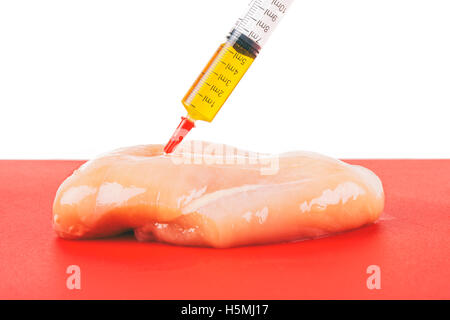 Spritze mit Flüssigkeit injiziert werden, um ein Stück Fleisch. Konzeptionelle Darstellung für Hormone und Antibiotika in der Lebensmittelproduktion. Stockfoto