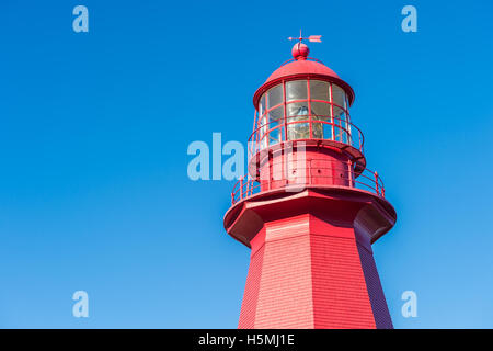 Ein roter Leuchtturm über blauen Himmel in Gaspesie, Quebec (La Martre) Stockfoto