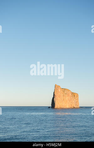 Seitenansicht des Perce Rock, Perce, Gaspe Halbinsel, Quebec, Kanada Stockfoto