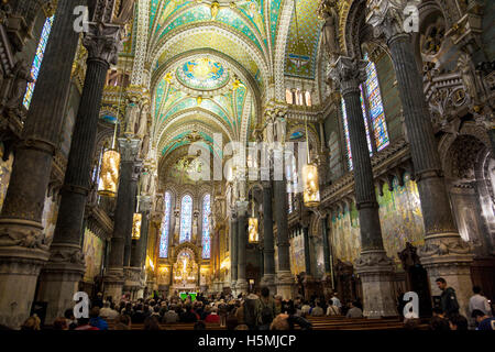 Innenraum der Basilika Notre-Dame de Fourvière, Lyon, Frankreich Stockfoto