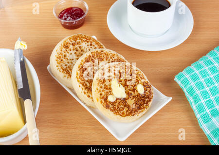 Rechteckige Platte mit Butter getränkt, Fladenbrot und schwarzen Kaffee auf einem Tisch mit einigen Erdbeermarmelade Stockfoto