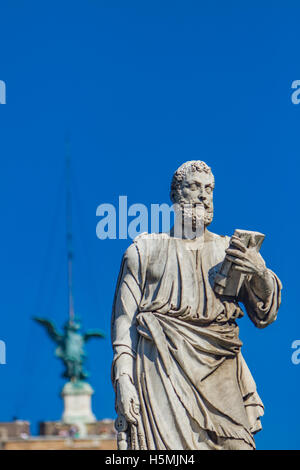 St. Petrus-Statue mit Schlüssel, Buch und päpstlichen Wappen von Sant Angelo Brücke in Rom, Italien Stockfoto