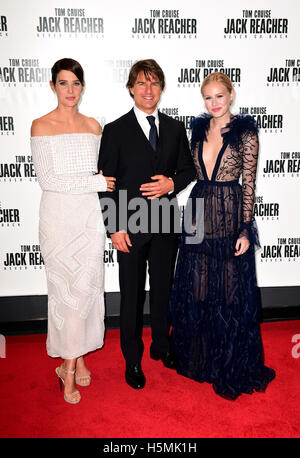 Tom Cruise, Cobie Smulders (links) und Danika Yarosh besucht Jack Reacher: nie gehen wieder europäische Premiere im Cineworld am Leicester Square, London. Stockfoto