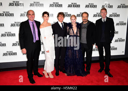 (links-rechts) Cobie Smulders, Tom Cruise, Danika Yarosh, Edward Zwick, Don Granger und Lee Child besucht Jack Reacher: nie gehen wieder europäische Premiere im Cineworld am Leicester Square, London. Stockfoto