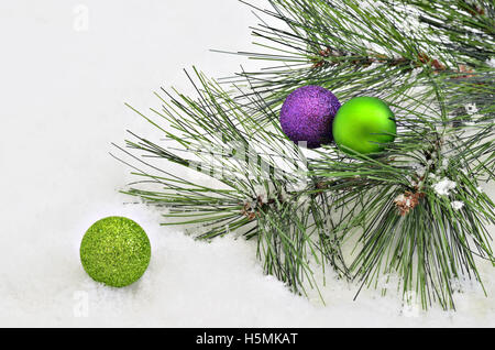 Christbaumkugeln mit Tanne Zweige auf Schnee Hintergrund, Nahaufnahme, Raum für Text, horizontal, full-frame Stockfoto