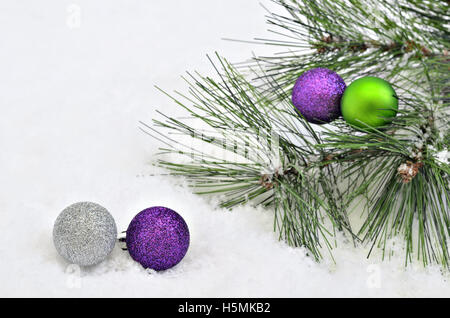 Christbaumkugeln mit Tanne Zweige auf Schnee Hintergrund, Nahaufnahme, Raum für Text, horizontal, full-frame Stockfoto