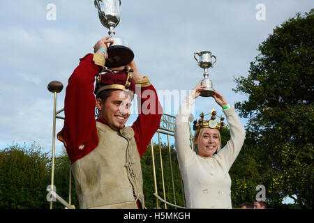 Champions, Conker König Tom Dryden und Conker Königin Lorna Clarke Conker WM in Southwick, Northants., 9. Oktober 2016 zu gewinnen. Stockfoto
