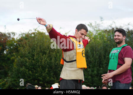 Gewinnen Champion Conker König Tom Dryden schlägt Julian Dickinson in die WM Conker in Southwick, Northants., 9. Oktober 2016. Stockfoto