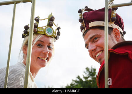 Champions, Conker König Tom Dryden und Conker Königin Lorna Clarke Conker WM in Southwick, Northants., 9. Oktober 2016 zu gewinnen. Fotos der "Telegraph" von John Robertson. Stockfoto