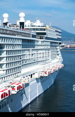 Die Norwegian Epic Kreuzfahrtschiff im Hafen von Neapel, Italien. Stockfoto