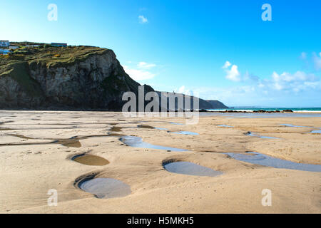 bei Ebbe am Strand von Porthtowan in Cornwall, England, UK Stockfoto