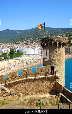 ein Blick auf Tossa De Mar in Spanien, aus dem 12. Jahrhundert Burgmauern. Stockfoto