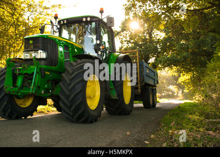 Ein John Deere Traktor fahren an einem Feldweg Stockfoto