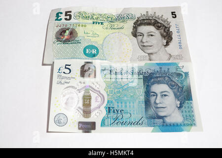 Vergleich alte und neue £5-fünf-Pfund-Noten Stockfoto