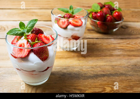 Erdbeer Sommer geschichtet-Dessert mit Schlagsahne. Frischkäse mit frischen Erdbeeren. Kopieren Sie Raum. Stockfoto