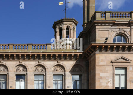 Erste Etage, Geländer und Uhrturm der Belfast Harbour Kommissare Büro in Corporation Square Belfast. Stockfoto