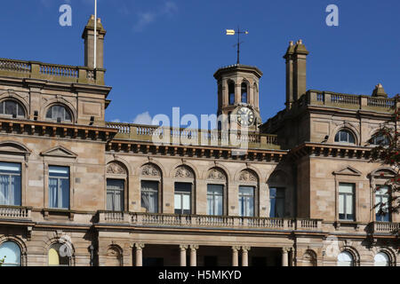 Vorderansicht des Obergeschosses und Uhrturm der Belfast Harbour Kommissare Büro in Corporation Square Belfast, einem viktorianischen Gebäude. Stockfoto