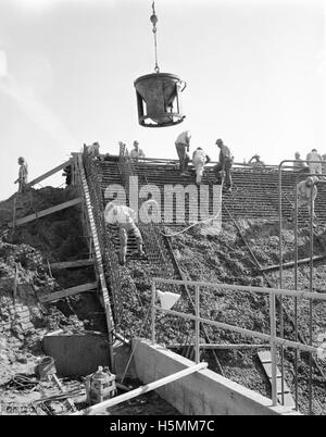 Ein Bild aus der Negativserie der Atlas Collection mit einer historischen Szene, die auf fotografischem Film aufgenommen wurde. Inhalt und spezifischer Kontext des Bildes werden nicht beschrieben. Stockfoto